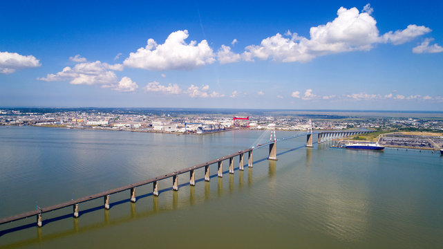 Photo a&eacute;rienne du pont de Saint Nazaire, en Loire Atlantique, France