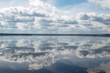 Obraz premium the reflection of the sky in the water