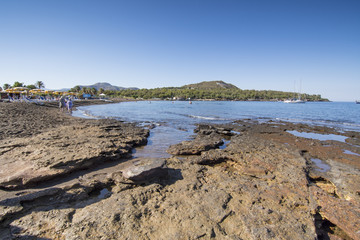 La spiaggia delle Acque Calde a Vulcano, arcipelago delle Isole Eolie IT	