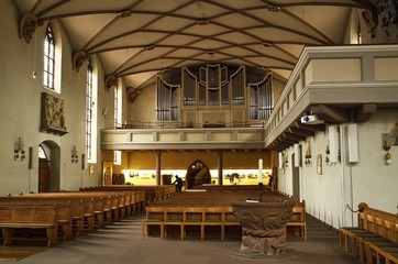 Fototapeta premium Taufstein und Orgel in der Stadtkirche Freudenstadt