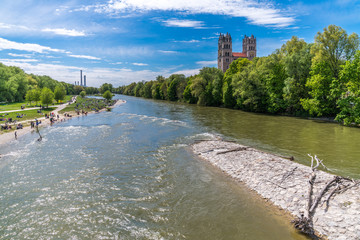 Die Isar in München mit Blick auf die Kirche St. Maximilian und das Heizkraftwerk Süd