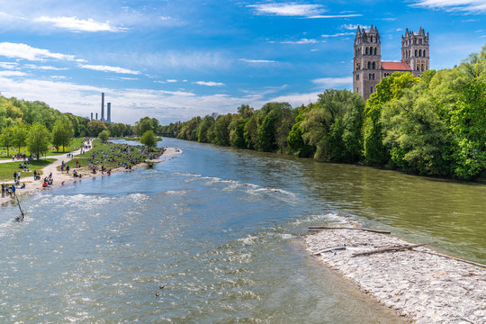 Die Isar in München mit Blick auf das Heizkraftwerk Süd und die Kirche St. Maximilian