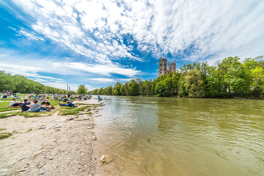 Die Isar in M&uuml;nchen mit Erholungssuchenden samt Blick auf die Kirche St. Maximilian