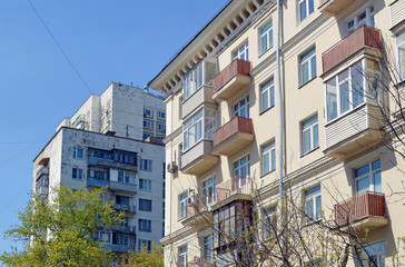 Двенадцатиэтажный блочный жилой дом и шестиэтажный кирпичный жилой дом в Москве