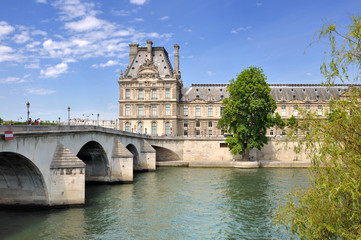 Fototapeta na wymiar Le pont du Carrousel traversant la Seine devant le musée du Louvre