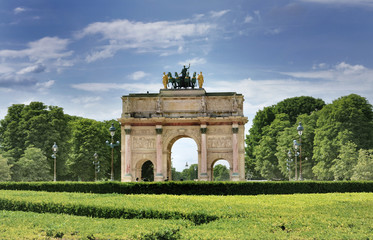 Fototapeta na wymiar L'Arc de triomphe du Carrousel vu du jardin des Tuilerie - Paris 