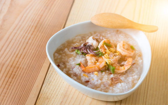 Boiled rice with shrimp