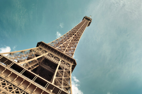 tour Eiffel sur fond ciel bleu
