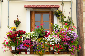 Fototapeta na wymiar Blumenpracht auf Balkon