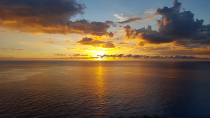 Fototapeta na wymiar Coucher de soleil dans les Caraïbes en Martinique à Bellefontaine