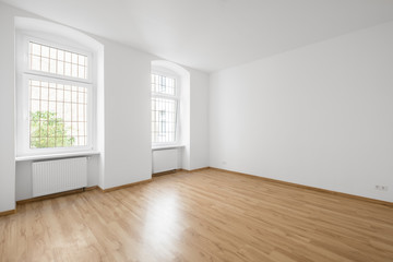 Fototapeta na wymiar empty room, wooden floor in new apartment