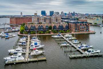 Fototapeta na wymiar View of a marina and buildings on the waterfront of Fell's Point, in Baltimore, Maryland.