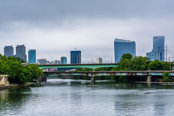 Fototapeta na wymiar Bridges and buildings along the Schuylkill River in Philadelphia, Pennsylvania.