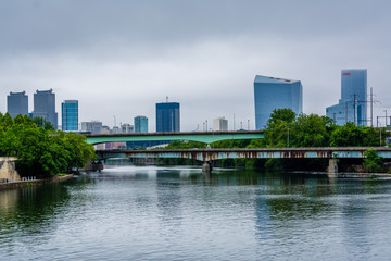 Fototapeta na wymiar Bridges and buildings along the Schuylkill River in Philadelphia, Pennsylvania.