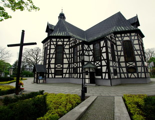 Kościół pw. św. Andrzeja Boboli w Miliczu - Krzyż oraz Świątynia  - obrazy, fototapety, plakaty