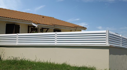 Brise-vue en PVC blanc d'une maison