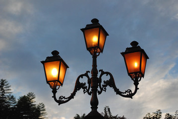 Fototapeta na wymiar LAMPIONE STRADALE.CAMPANIA,SUD ITALIA