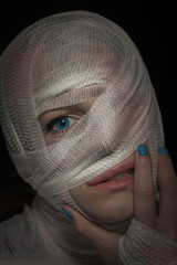 Verletzte Frau mit Kopfverband