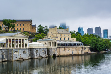 Fototapeta na wymiar The Fairmount Waterworks and skyline of Philadelphia, Pennsylvania.