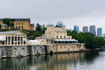 Naklejka premium The Fairmount Waterworks and skyline of Philadelphia, Pennsylvania.