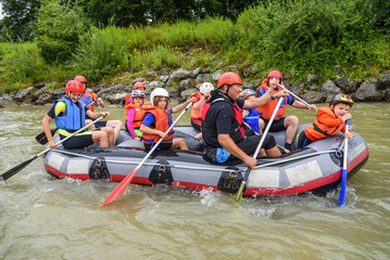 fröhliche Rafting-Tour mit Familie und Freunden © ARochau