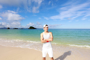 Fototapeta na wymiar 南国の美しいビーチと笑顔の男性 