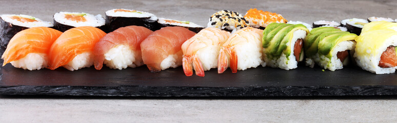 Panele Szklane  zbliżenie sashimi sushi z pałeczkami i soją - sushi roll z łososiem i sushi roll z wędzonym węgorzem, selektywne focus.