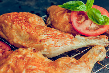 knusprig gegrillte Hühnerbeine