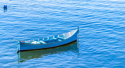 Barco na &aacute;gua.