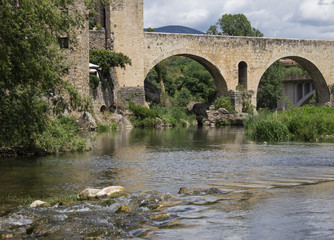 Fototapeta na wymiar Bridge in the city-the castle of Besalú (bottom view, with the creek)