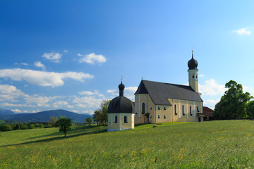 Wallfahrtskirche Wilparting in Bayern an einem sonnigen Sommertag