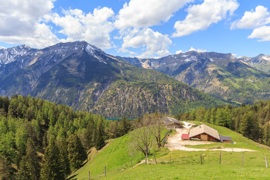 Berg Seekar an einem sonnigen Sommertag in &Ouml;sterreich mit Alm im Vordergrund