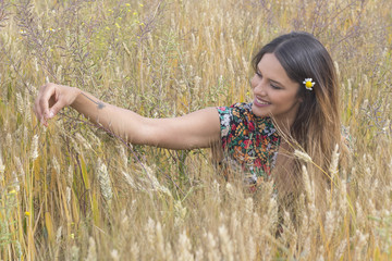 Hermosa mujer en un campo de trigo