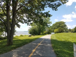 Fototapeta na wymiar bench overlooking the Potomac river and bike path