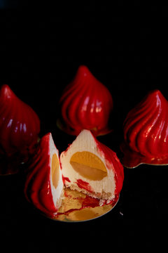 delicate cream mousse,covered with incredibly shiny mirror-like glaze on the condensed milk, hides inside serdtsevinka of lemon jelly and ganache is incredibly useful oblepiha . Based cupcake crunchy