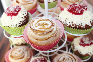 bunte Cup Cakes zum Geburtstag