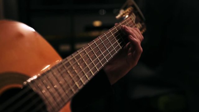 Gros plan d'un homme jouant &agrave; la guitare acoustique
