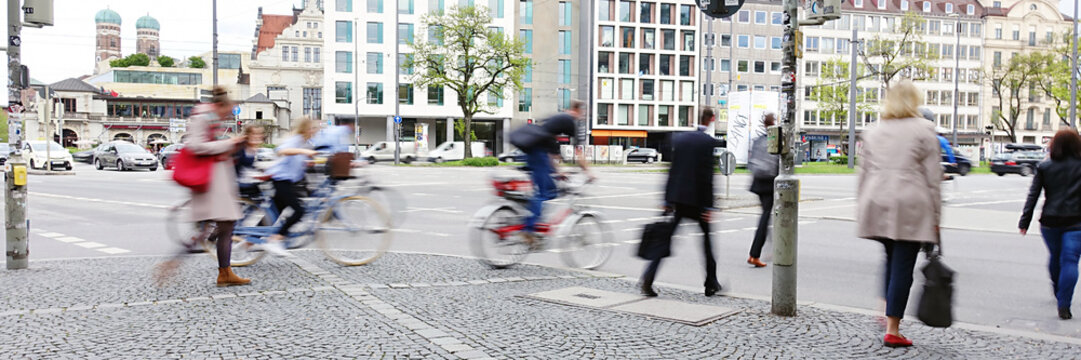 Fu&szlig;g&auml;nger beim &uuml;berqueren einer Stra&szlig;e