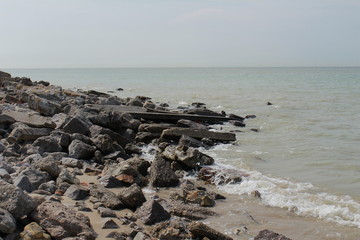Une plage de décombres en brique, mur et divers