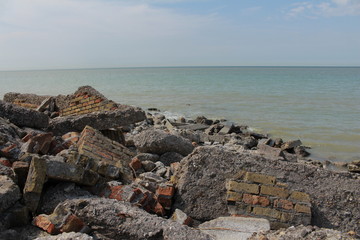 Une plage de décombres en brique, mur et divers