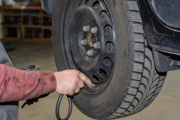 Reifendruckkontrolle in Werkstatt