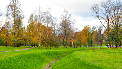 Fototapeta na wymiar Park at autumn.