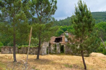 Fototapeta na wymiar old broken portuguese house