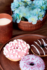Obraz na płótnie Canvas Donuts on a ceramic plate.