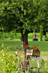 Travaux de jardinage, femme sur un tracteur-tondeuse 