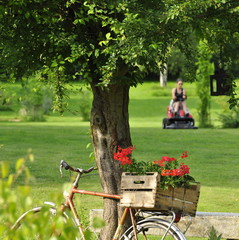 Travaux de jardinage, femme sur un tracteur-tondeuse 