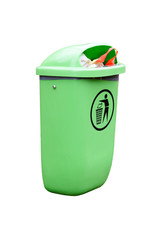 Mülltonne mit Müll isoliert vor weißem Hintergrund