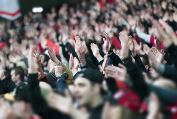 Voetbalfans klappen op het podium van het stadion