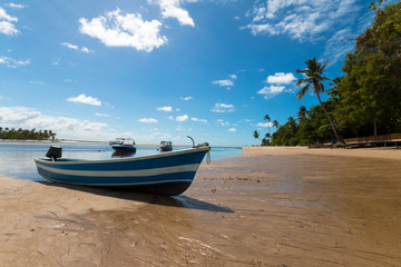 Obraz premium Tropical island paradise with boats on deserted beach