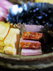 大皿に盛り付けられた食べ物